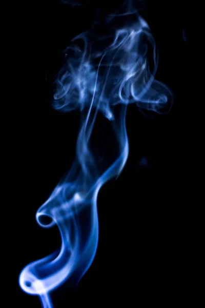 Rökelse Rök Spiral Uppåt Med Elektrisk Blå Färg Och Intensiva — Stockfoto