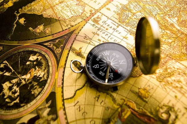 Antik Mässing Kompass Över Gamla Kartan — Stockfoto