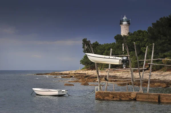 Hängeboote Von Savudrija Booten Hängen Traditionellen Holzkränen Mit Leuchtturm Hintergrund — Stockfoto