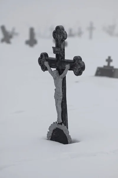 Kereszt Krisztussal Temetőben Mély Hóban — Stock Fotó