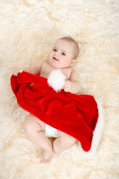 Niña Acostada Con Sombrero Rojo Navidad Santa —  Fotos de Stock