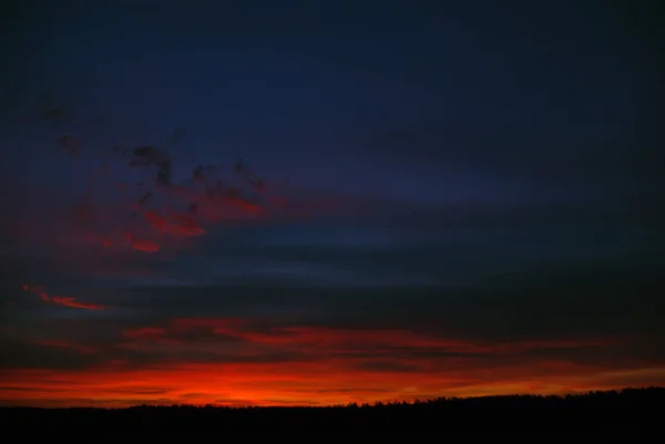 Achtergrond Donker Rode Zonsopgang Met Wolken — Stockfoto