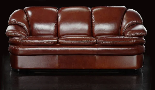 Großes Bequemes Sofa Vor Dunklem Hintergrund — Stockfoto