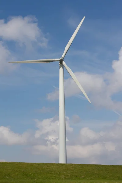 风力发电机在荷兰堤坝上生产替代能源的特写 — 图库照片