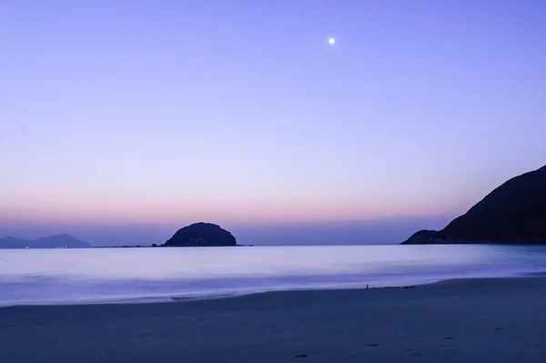 Playa Antes Del Amanecer Luna Colgando Del Cielo — Foto de Stock