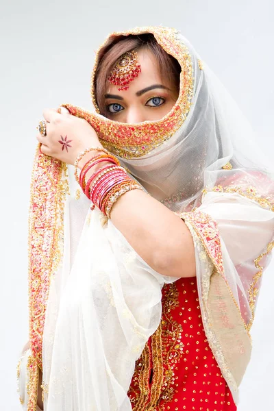 Elegante Sposa Bengalese Con Velo Davanti Alla Bocca Isolata — Foto Stock