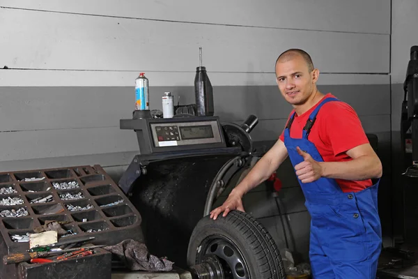 Mecánico Trabajo Taller Neumáticos — Foto de Stock