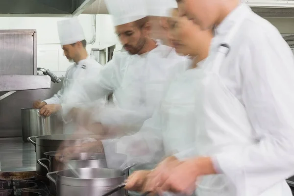 繁忙的厨师团队在商业厨房工作 — 图库照片