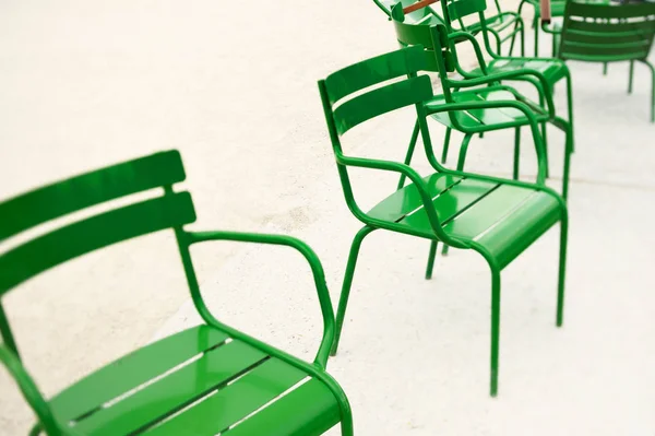 都市公園におけるパリの金属の椅子 ティルト シフト レンズと写真 — ストック写真