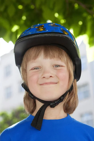 Retrato Niño Feliz Casco Bicicleta Sonriendo — Foto de Stock