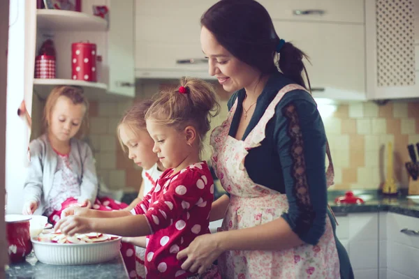 Mamma Med Tre Barn Matlagning Holiday Paj Köket Avslappnade Livsstilen — Stockfoto