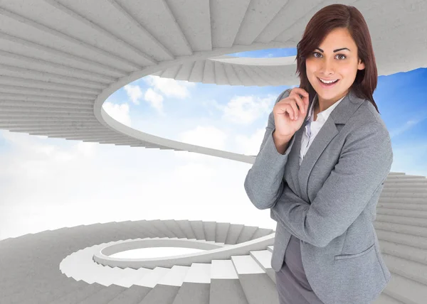 Lächelnde Nachdenkliche Geschäftsfrau Gegen Wendeltreppe Himmel — Stockfoto