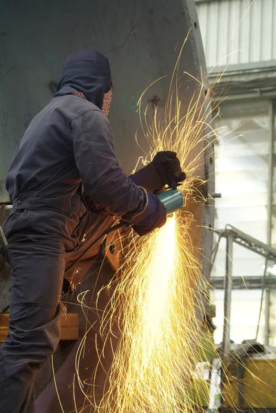 Hombre Trabajando Con Una Amoladora Angular Taller Mecánico — Foto de Stock