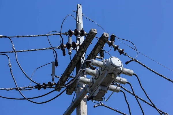 Closeup Eletricity Line Electricity Post Wtih Blue Sky Background — Stock Photo, Image