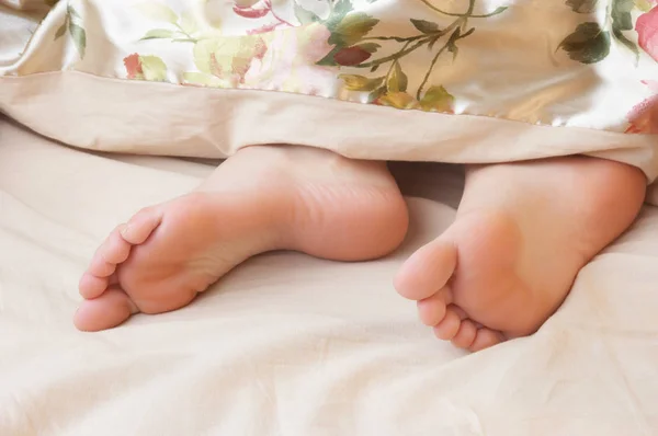 Κοιμάται Χαριτωμένα Πόδια Της Γυναίκας Κουβέρτα Πάνω Από Πόδια — Φωτογραφία Αρχείου