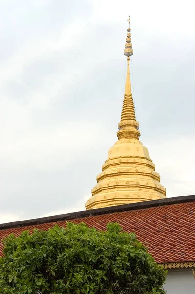 Altın Stupa Yakın Çekim Görünümü — Stok fotoğraf