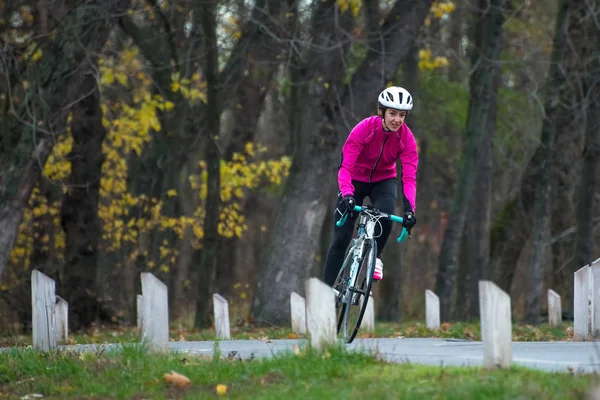 Soğuk Sonbahar Gününde Parkta Parlak Pembe Ceket Sürme Yol Bisiklet — Stok fotoğraf