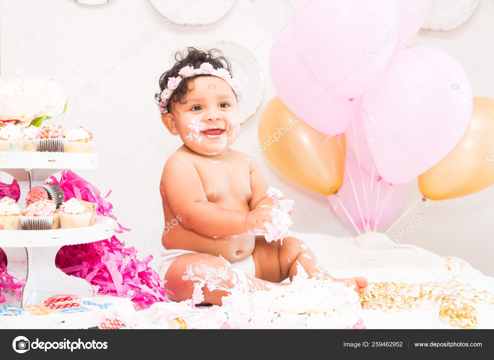 Jeune Fille Bebe Fete Son Premier Anniversaire Avec Gateau Photographie Yayimages C Jeune Fille Bebe Fete Son Premier Anniversaire Avec Gateau Photographie Yayimages C