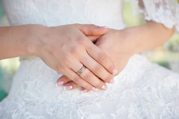 Tangan Pengantin Wanita Dengan Cincin Emas Latar Belakang Gaun Putih — Stok Foto