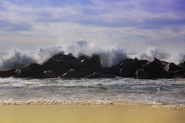 嵐の海の波 美しい海の風景 アクション 深い青色の海で嵐の天候 自然災害 自然の力で強力な大潮 — ストック写真