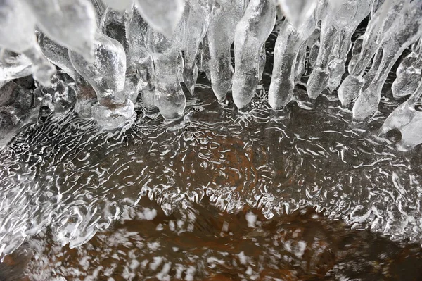 Eisschmelze Frühling Eiszapfen Und Wasserfluss — Stockfoto