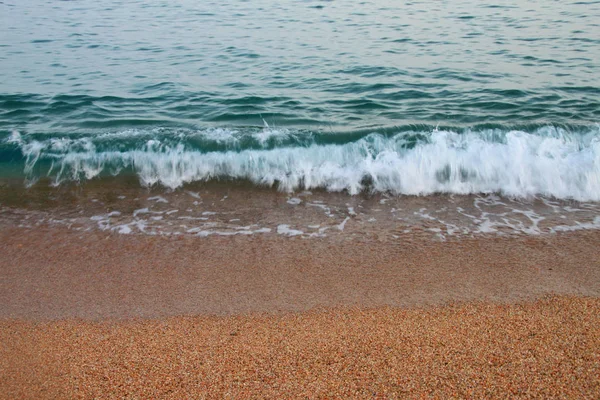 Onda Uma Praia Arenosa — Fotografia de Stock