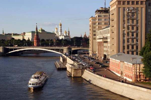 Moscow Russia Type Big Stone Bridge Bersenevskaya Quay Kremlin — Fotografia de Stock