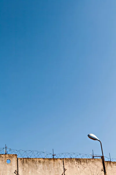 Cerca Con Alambre Púas Linterna Contra Cielo Azul — Foto de Stock