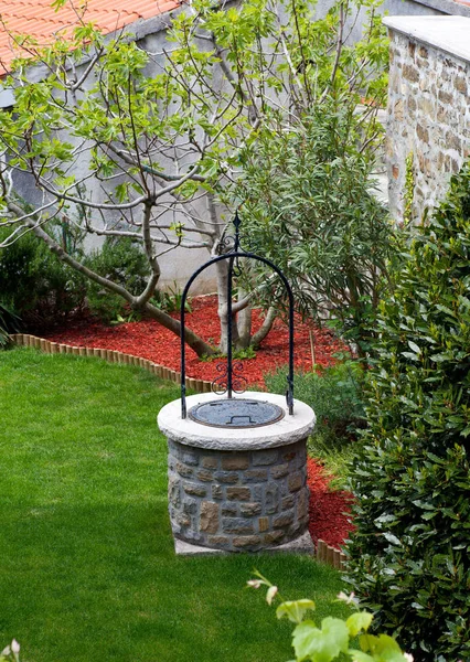 Brunnen Hinteren Teil Eines Hauses Mit Garten — Stockfoto