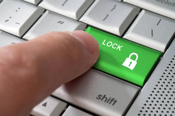 Business Concept Mannelijke Vinger Wijzen Lock Toets Een Metalen Toetsenbord — Stockfoto