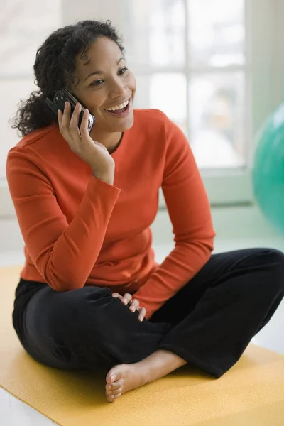 Gülümseyen Güzel Afrikalı Amerikalı Kadın Yoga Minderinde Oturmuş Cep Telefonuyla — Stok fotoğraf