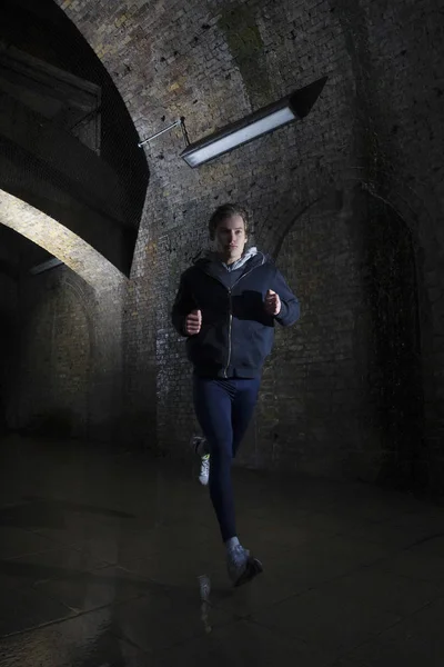 Młody Człowiek Biegnie Nocą Przez Tunel Miejski — Zdjęcie stockowe