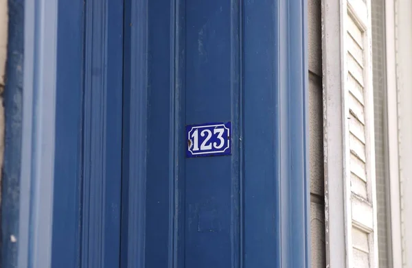 Μπλε Πόρτα Ενός Σπιτιού 123 — Φωτογραφία Αρχείου