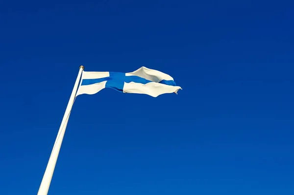 Flaga Przeciw Błękitne Niebo Słoneczny Dzień — Zdjęcie stockowe