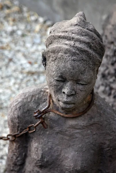 Uma Estátua Stone Town Zanzibar Representando Lamentando Tráfico Escravos Africanos — Fotografia de Stock