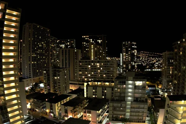Летняя Ночь Гонолулу Гавайи Ночная Жизнь Жизнь Большого Города Гавайи — стоковое фото