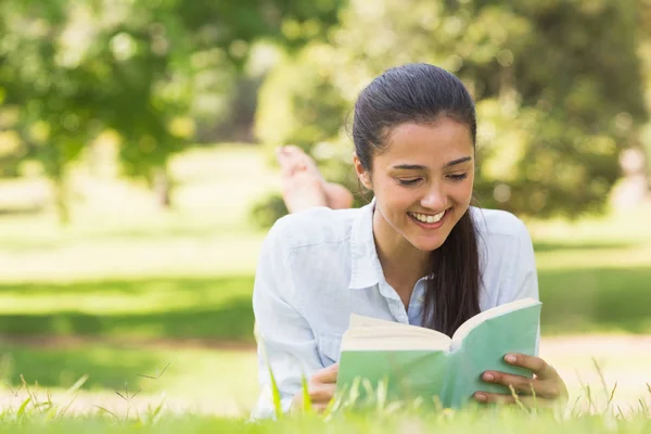 Vista Una Joven Sonriente Leyendo Libro Parque — Foto de Stock