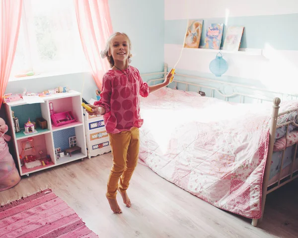 Niña Años Saltando Una Habitación Niño Casa Naturaleza Muerta Foto — Foto de Stock