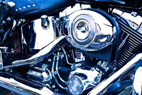 Zijaanzicht Van Een Motor Van Motorfiets Met Blauwe Tint — Stockfoto