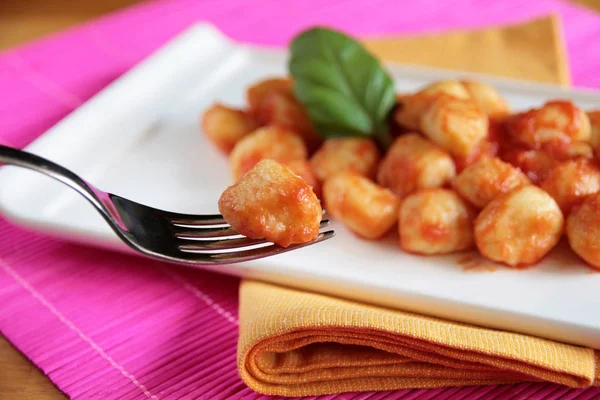 Closeup Potato Gnocchi Fork Blurred Dish Tomato Sauce Gnocchi Background — Stock Photo, Image