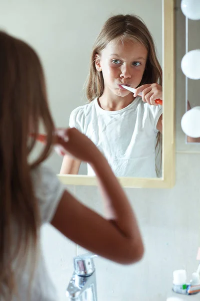 Niña Cepilla Los Dientes Baño — Foto de Stock