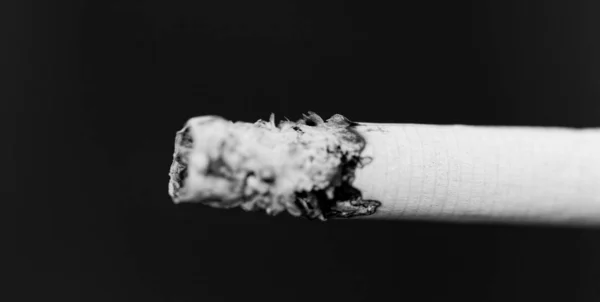 Fumer Une Cigarette Sur Fond Sombre — Photo