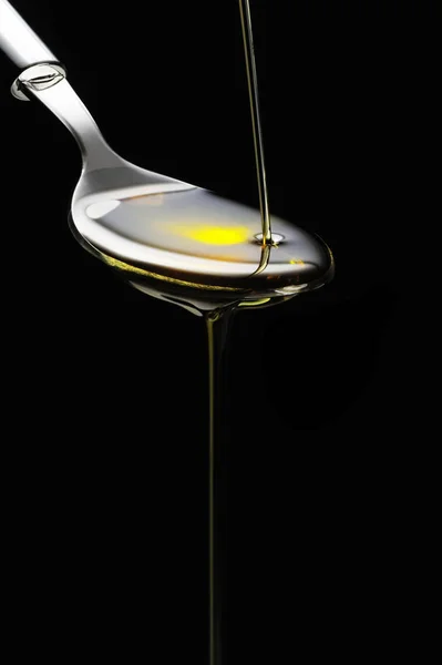 Huile Olive Versée Sur Une Cuillère Sur Fond Noir — Photo
