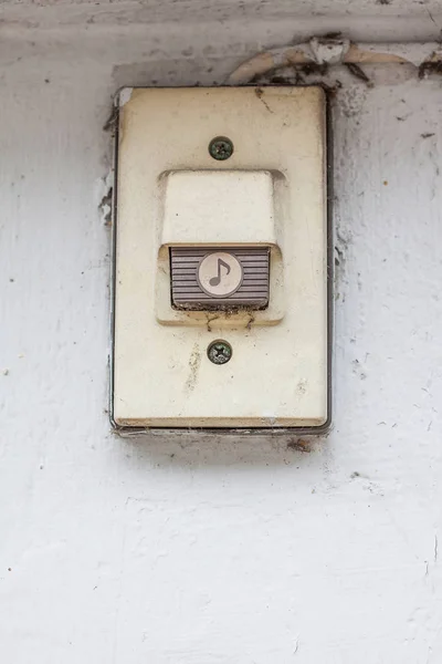 ドアにコウェブ付きの古い電気ベル — ストック写真