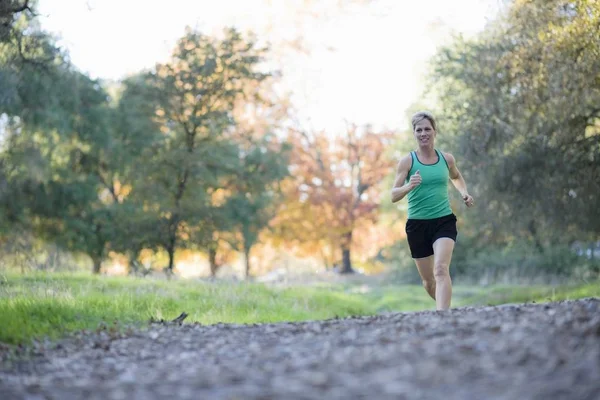 Mujer Bastante Atlética Corriendo Parque — Foto de Stock