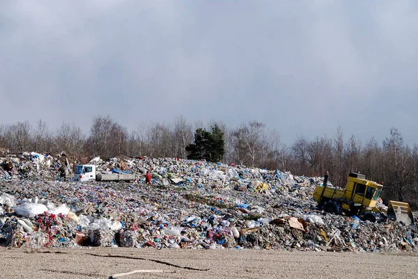 Bulldozer Sta Trattando Rifiuti Nella Discarica — Foto Stock