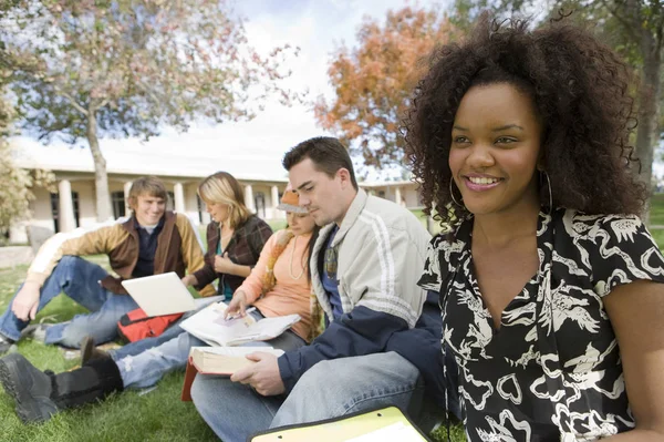 Unga Studenter Sitter Gräs — Stockfoto