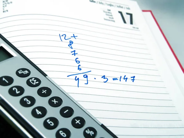 Alcuni Calcoli Ordine Del Giorno Una Calcolatrice Elegante — Foto Stock