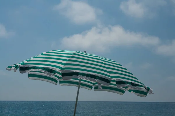 Paraguas Playa Cielo Azul Fondo Del Mar — Foto de Stock