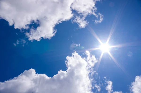 Světlé Dne Létě Svítí Slunce Modrá Obloha Mraky — Stock fotografie